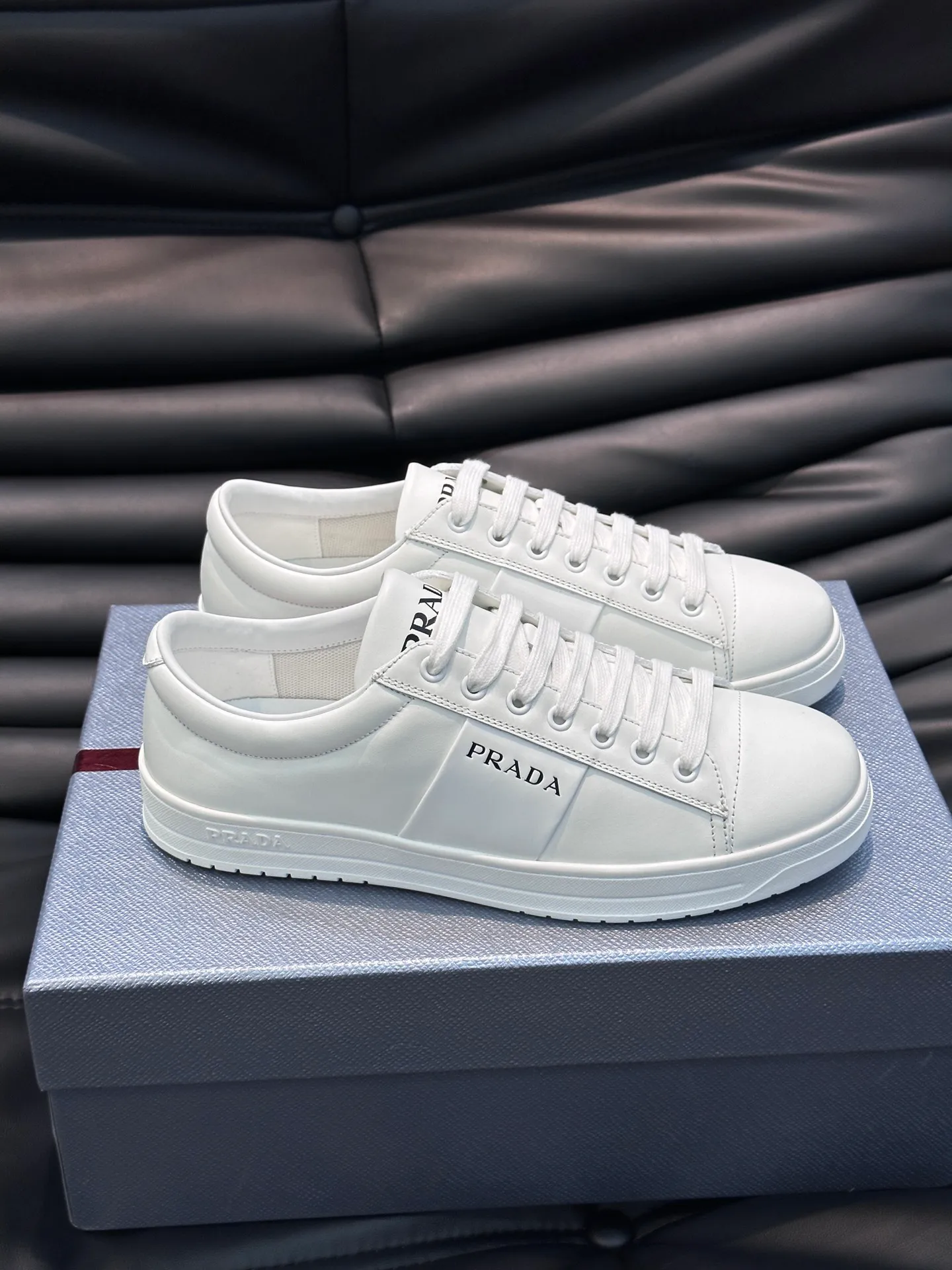 Men's shoes 💰p360 "Men's shoes 💰pRAD*" Prada's new high-end men's casual sports shoes. This leather sports shoe uses calfskin upper. The body of the shoe interprets the Prada letter brand logo from multiple angles. The brand logo is embellished on one side of the upper, all explaining the brand style. Sheepskin lining, lightweight, comfortable and durable! Size: 38-44
